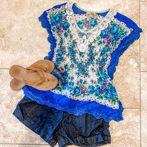 🌼 SALE 3 for $20! Lace trim floral blouse
